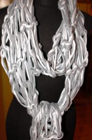 Grau-weißer Schal aus Recotton
